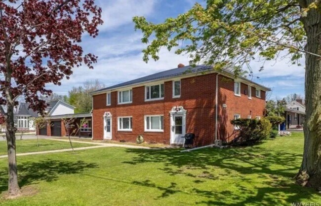Building Photo - 858 Wehrle Dr