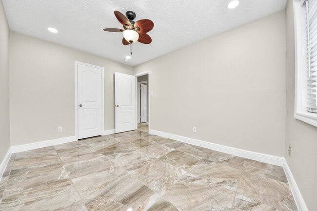 Building Photo - 5039 E Pagewick Dr