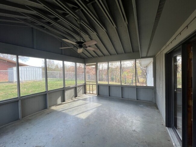 Building Photo - Quiet Living but Only a Mile from downtown...
