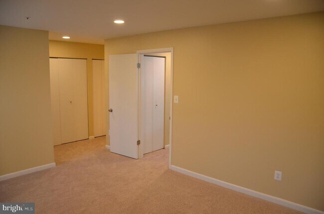 Building Photo - 1046 Spring Valley Ct