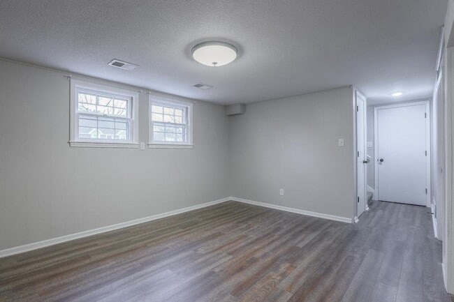 Building Photo - 6725 NW Hilldale Dr