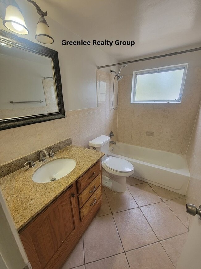 Building Photo - Spacious 3 bed, 2 bath home with fenced yard, screened porch, and oversized garage just minutes f...