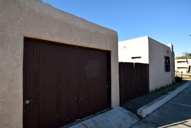 Building Photo - 2 Bedroom Casita NOB HILL/UNM CNM AREA WITH GARAGE, FENCED YARD
