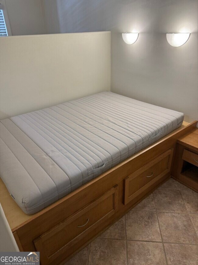 Building Photo - 655 E Campus Rd