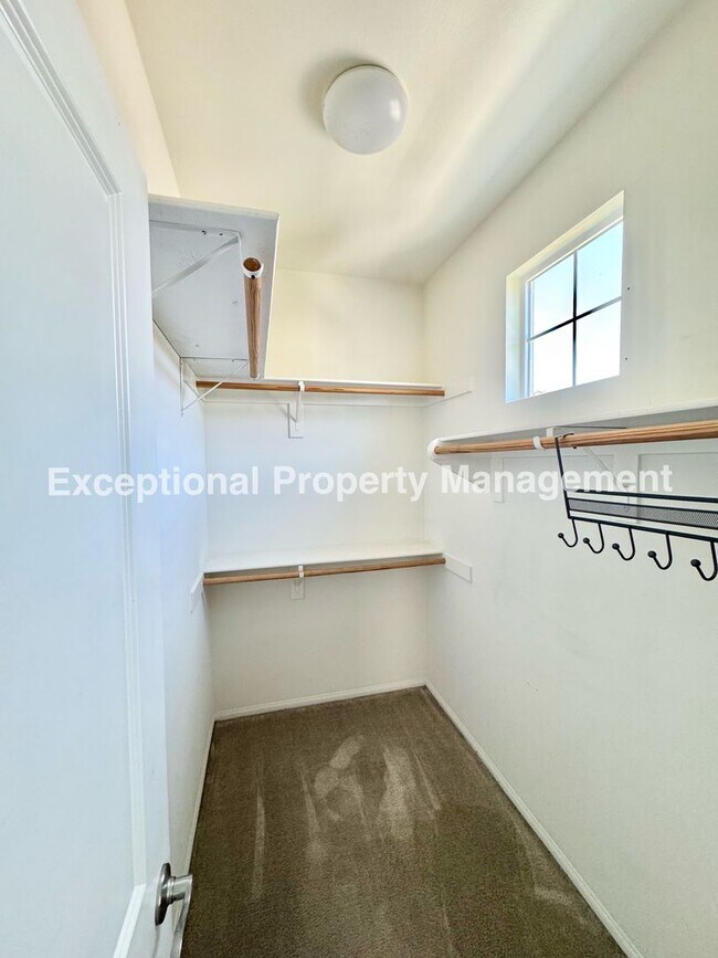 Building Photo - Great 3 bed 3 bath home