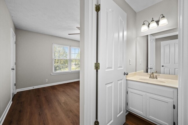 Building Photo - 2426 Willowbrook Dr