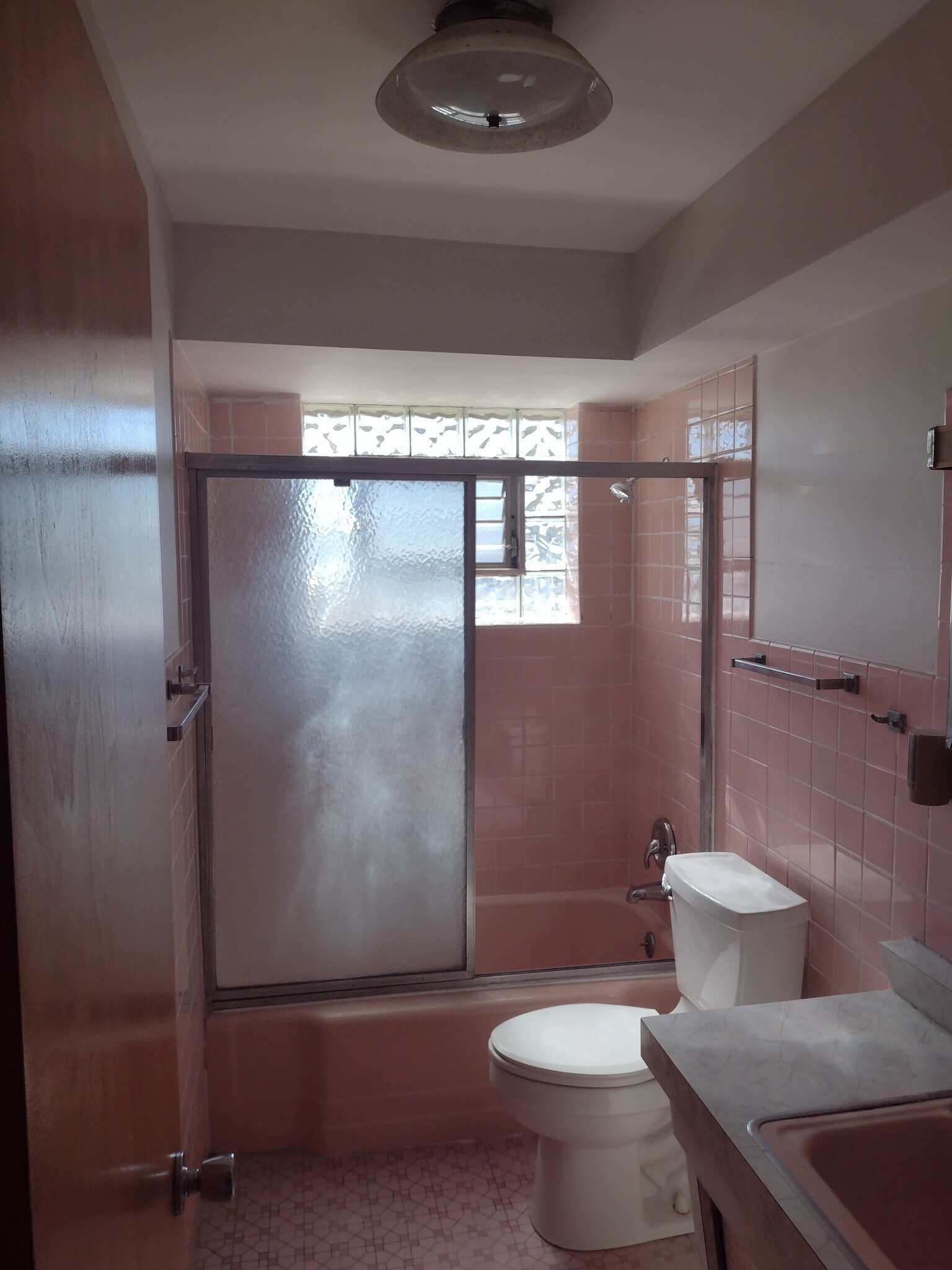 Bath room - 5617 N Christiana Ave