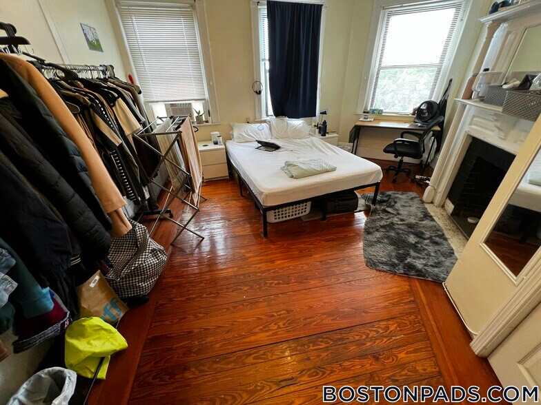 Building Photo - 2 Centre St