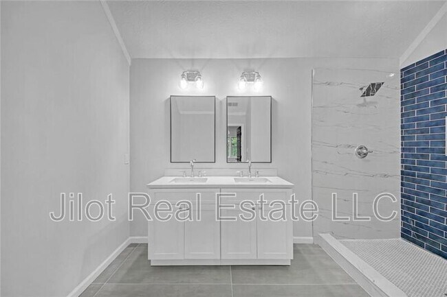 Building Photo - 63 Lakeview Ln