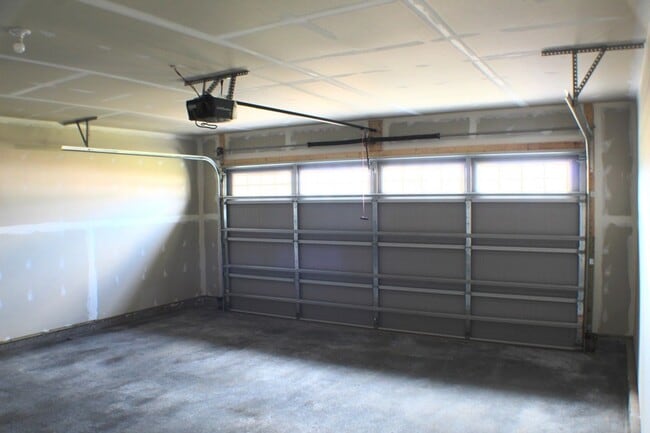 Building Photo - 105 S Peak Dr