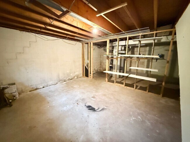 Building Photo - Three bedroom townhouse in beautiful Whitp...