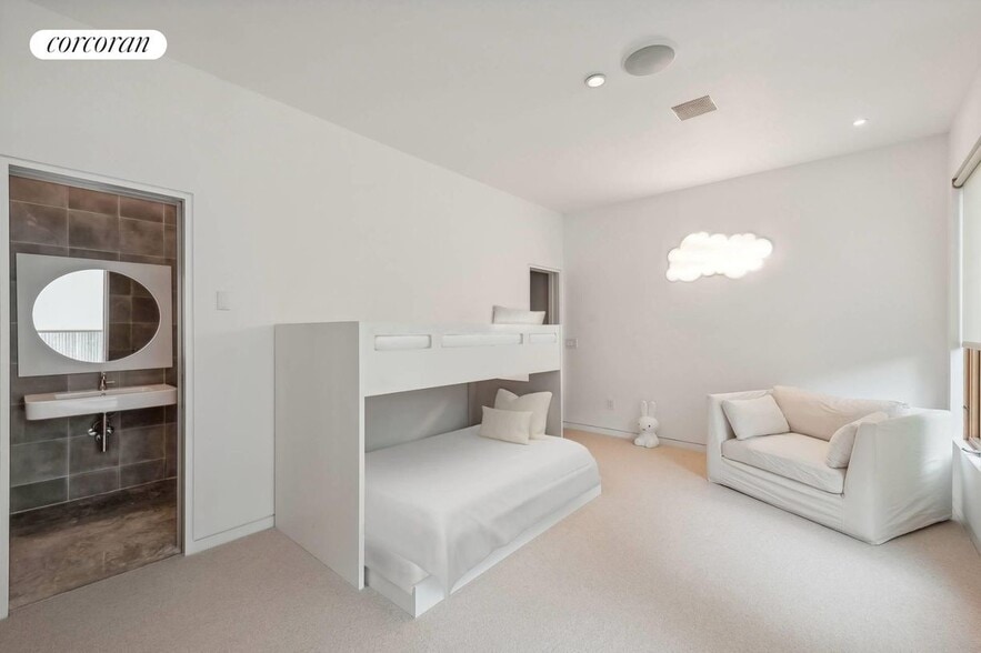 Building Photo - 47 Accabonac Rd