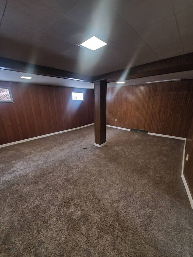 Building Photo - Charming 2-Bedroom Property in Prime Location