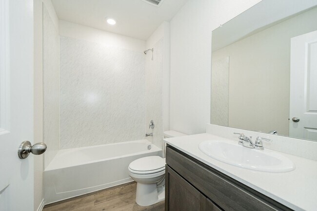 Building Photo - 2126 Thornton Dr