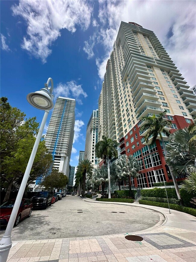 Building Photo - 1155 Brickell Bay Dr
