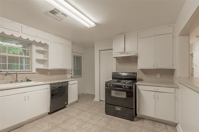 Building Photo - 1015 Avenue J