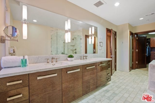 Building Photo - 447 N Doheny Dr