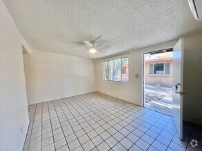 Building Photo - Central townhome