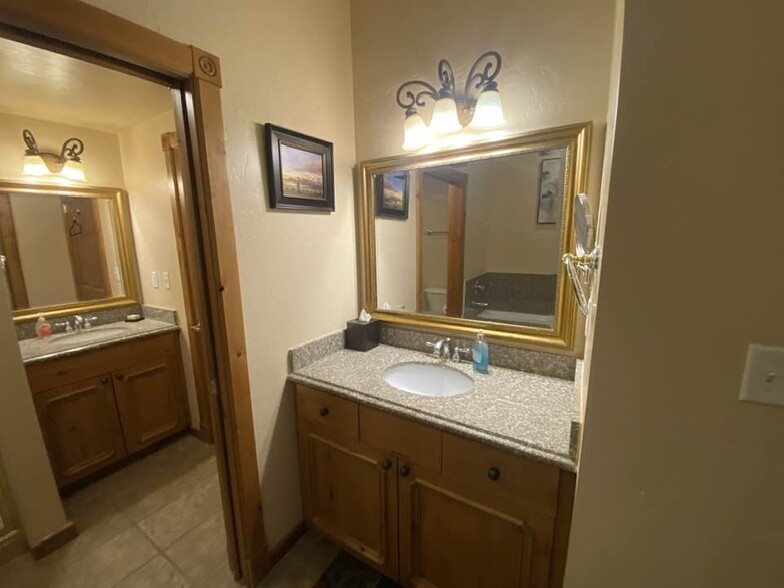 Master bathroom - 840 Bigler Ln