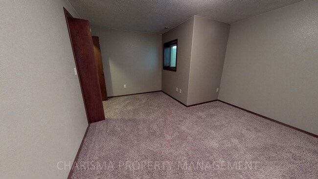 Building Photo - SPACIOUS AND AMENITY FILLED 3 BD, 2.5 BA T...
