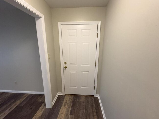 Building Photo - 4549 1/2 Hedgerow Dr