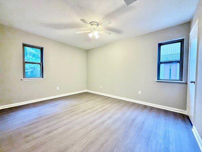 Building Photo - 92 Sycamore Cir