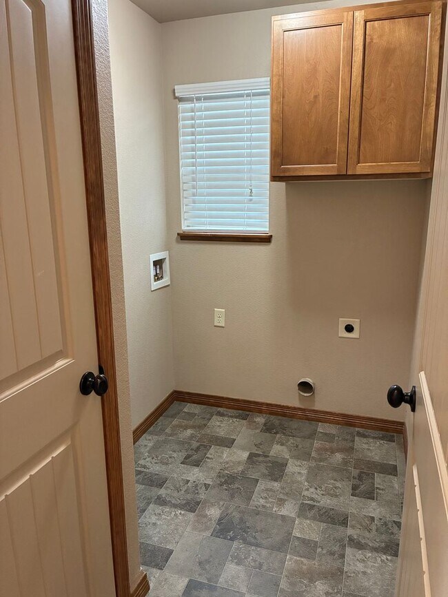 Building Photo - Beautiful 3 bedroom, 2 Bath Ranch with Attached 2 Car Garage and Fenced In Yard-The Meadows in We...