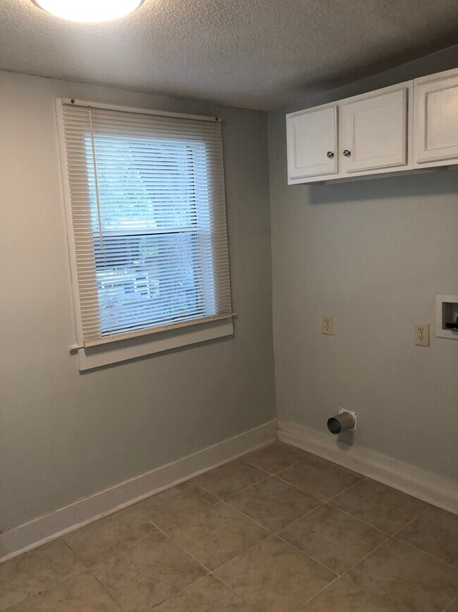 Building Photo - 1725 Columbia College Dr