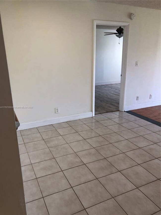 Building Photo - 210 Lakeview Dr