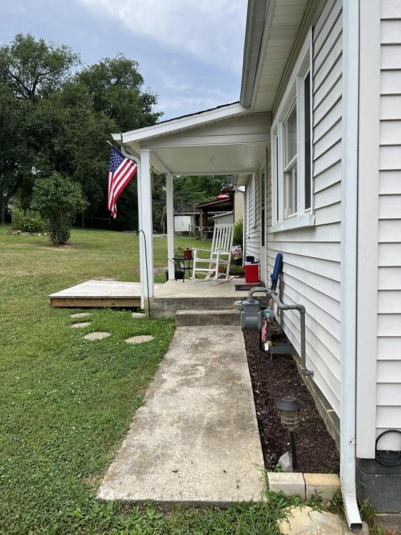 Building Photo - 208 Miller St