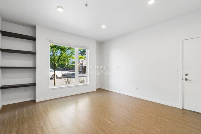 Building Photo - Ground-Level Modern Apartment at Bradley Commons!