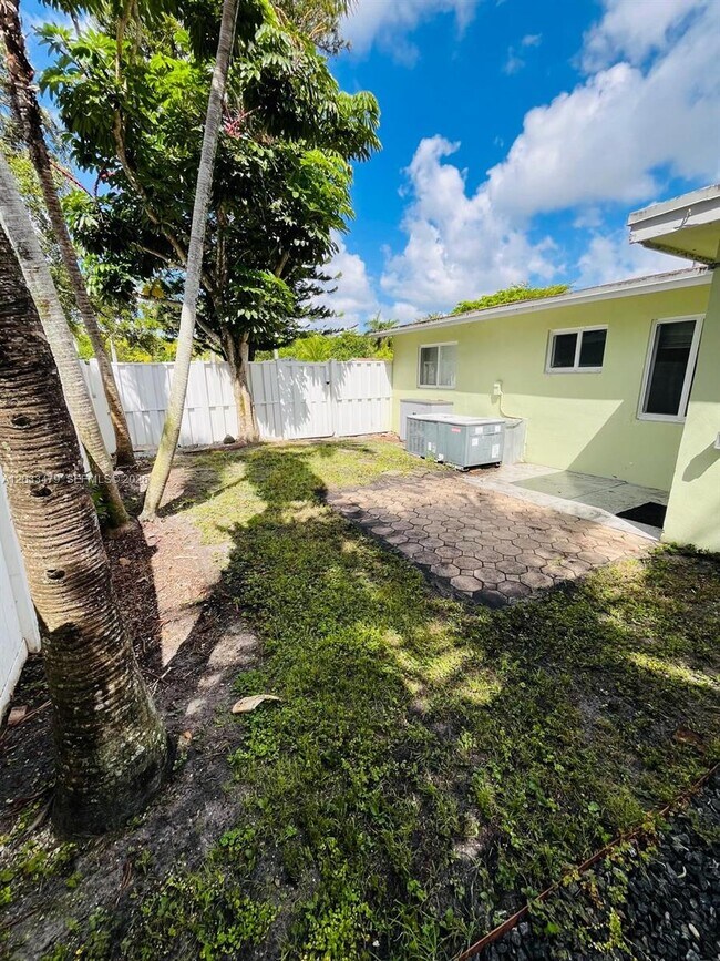 Building Photo - 2500 NW 9th Ln