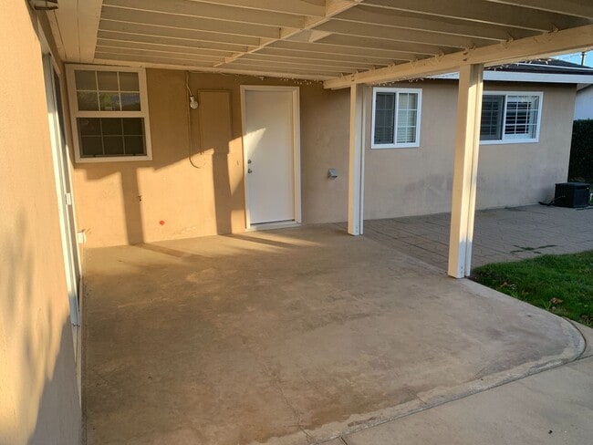Building Photo - Newly Remodeled 3 Br 2 Ba Home in West Hills