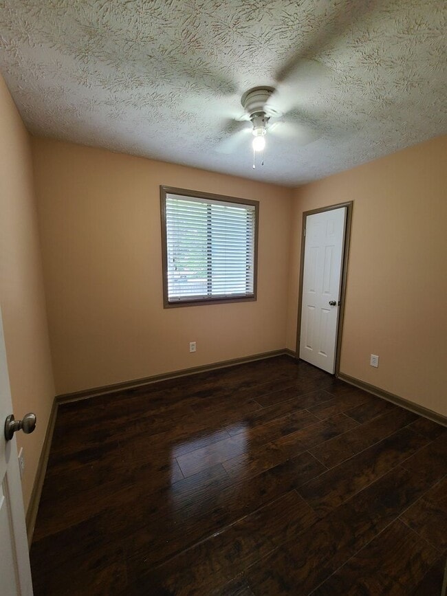 Building Photo - Conveniently Located 3 Bedroom 1 1/2 Bath ...