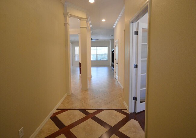 Building Photo - 610 Victoria Hills Dr
