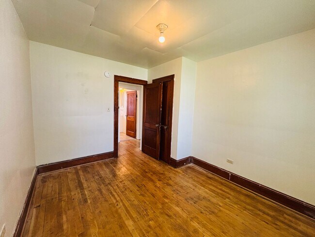 Building Photo - 3 Bedroom 1 Bath Duplex