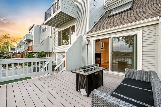 Building Photo - Lakeside living in 3-bedroom, multi-story ...