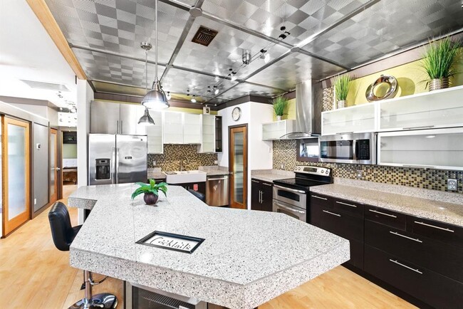 Building Photo - 1301 S 1st St