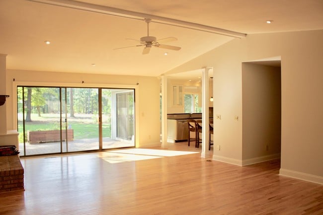 Building Photo - 940 St Andrews Dr