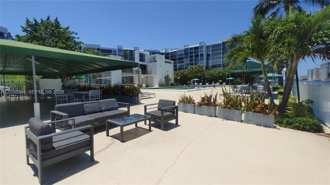 Building Photo - 1000 Parkview Dr
