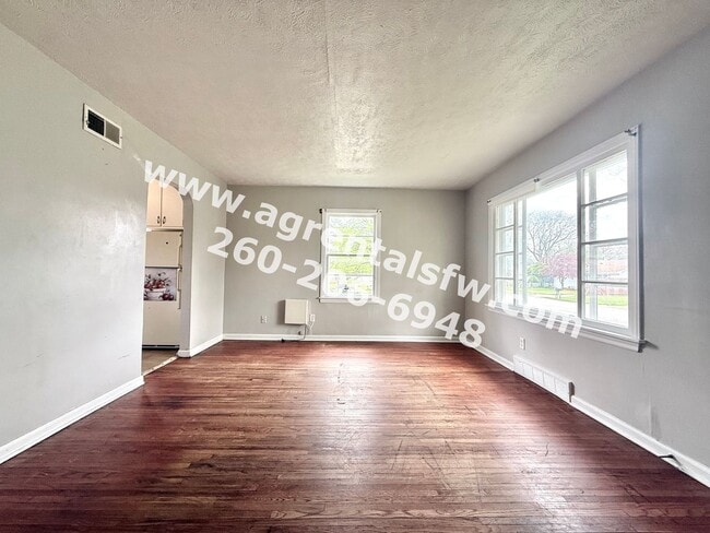 Building Photo - 2 Bedroom House