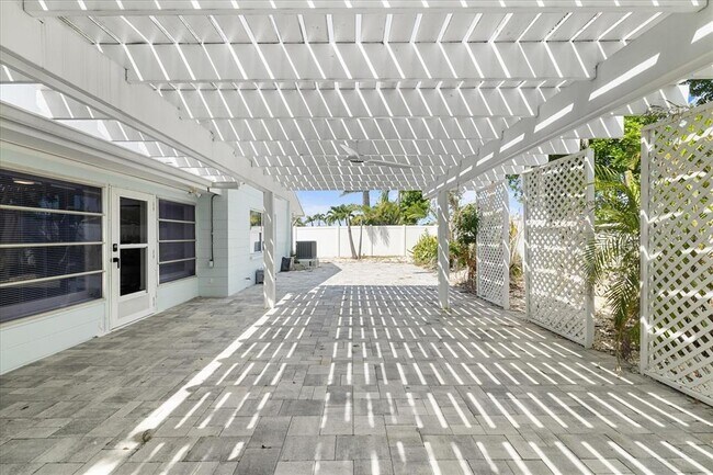 Building Photo - 10001 S Yacht Club Dr