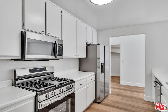 Building Photo - 2050 S Bentley Ave