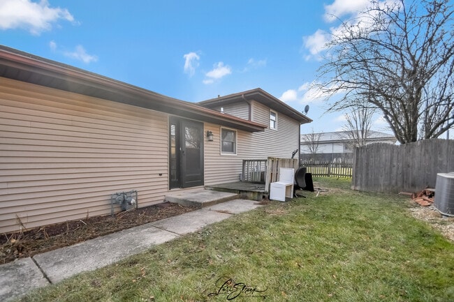 Building Photo - 605 S Raven Rd