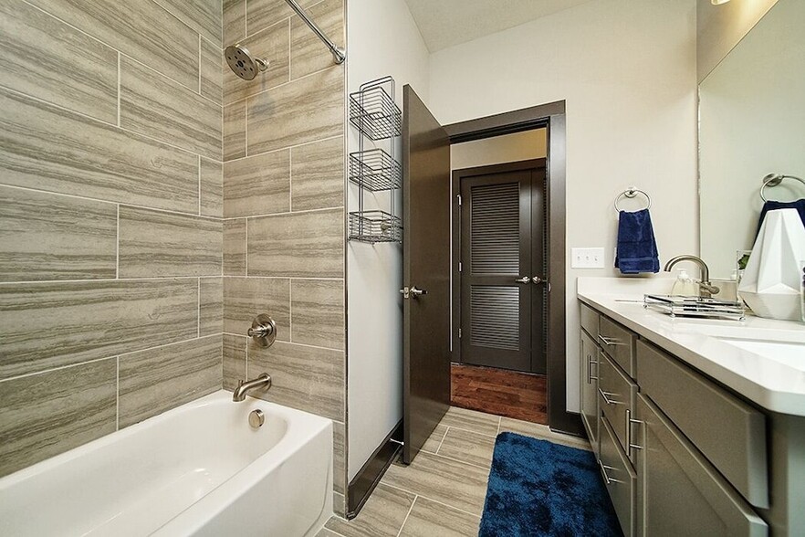 Full Bath - 64 Fern Ave