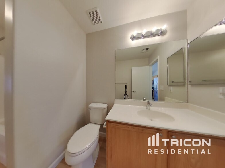 Building Photo - 15480 W Yucatan Dr