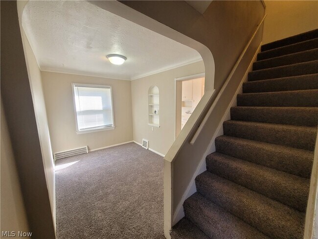 Building Photo - 255 E 250th St