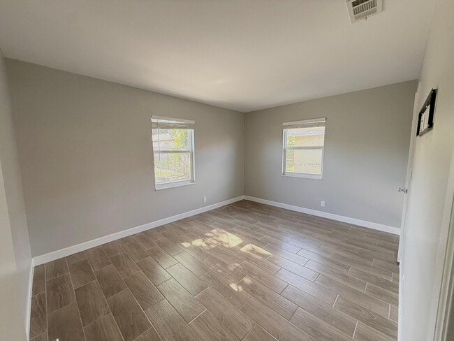 Building Photo - 1001 W 9th St