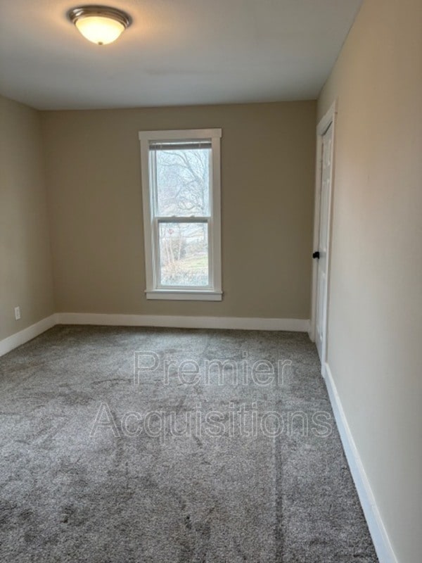 Building Photo - 404 E 8th St