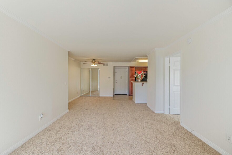 Building Photo - 5535 Canoga Ave